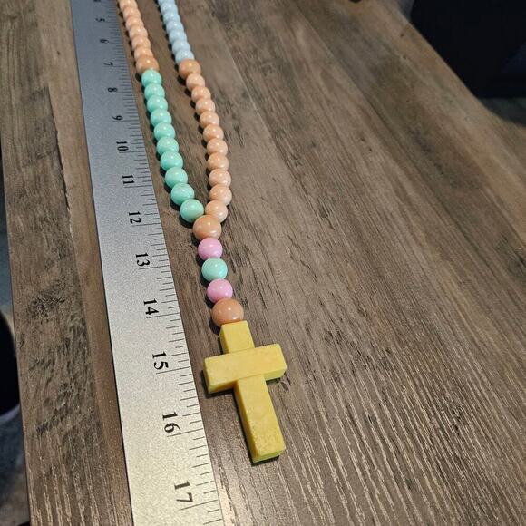 Vintage Silicone Rosary Beaded Pastel Yellow Chunky Cross Religious Necklace - Picture 7 of 8